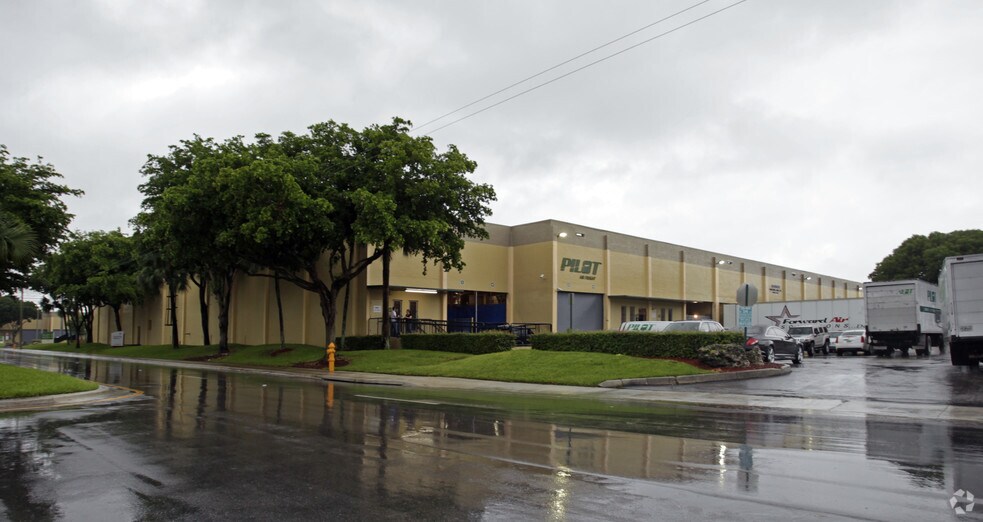 1552-1574 NW 82nd Ave, Doral, FL à louer - Photo du bâtiment - Image 2 de 5