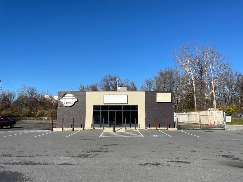 9026 Pulaski Hwy, Middle River, MD à louer - Photo principale - Image 1 de 14