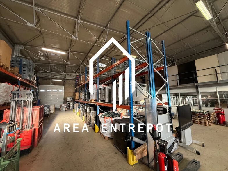 Flex in Vitrolles for lease - Interior Photo - Image 1 of 8