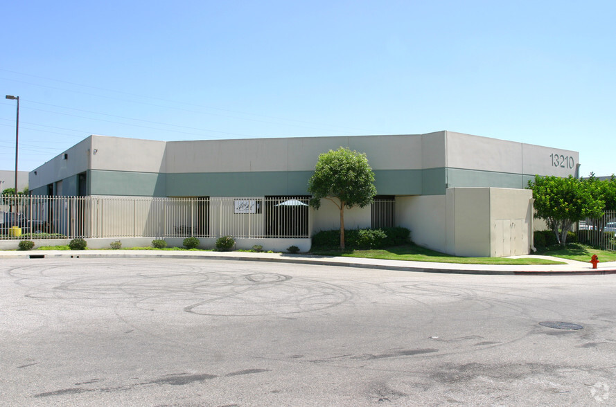 13210 Estrella Ave, Gardena, CA for lease - Building Photo - Image 1 of 2