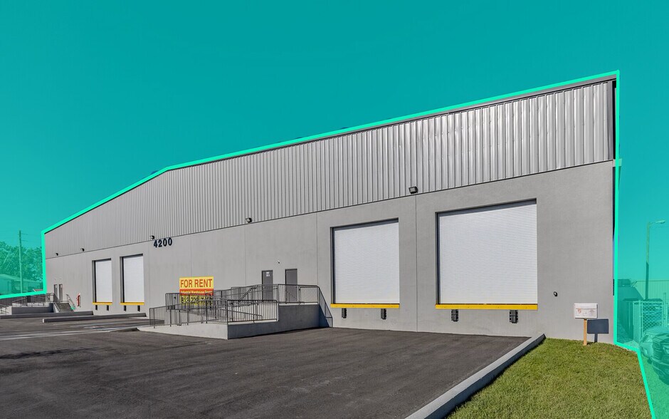 4200 31st St N, Saint Petersburg, FL à louer - Photo du bâtiment - Image 2 de 7