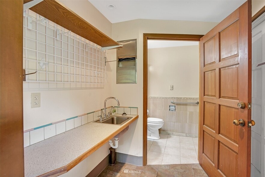 16708 140th Pl NE, Woodinville, WA for lease - Interior Photo - Image 2 of 54