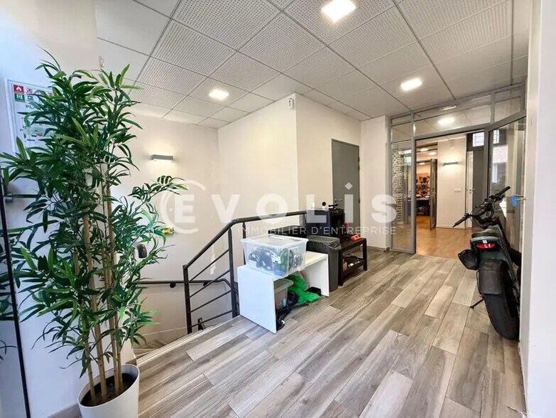 Immeuble residentiel dans Paris à vendre - Photo du bâtiment - Image 2 de 6
