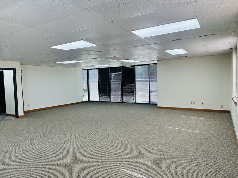 11102 N Stratford Dr, Oklahoma City, OK for lease - Building Photo - Image 3 of 27
