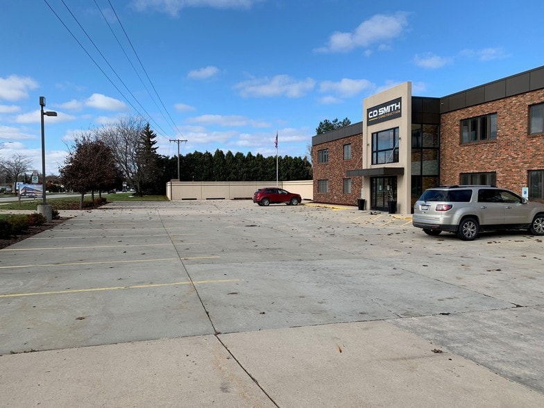 889 E Johnson St, Fond Du Lac, WI à louer - Photo du bâtiment - Image 2 de 44