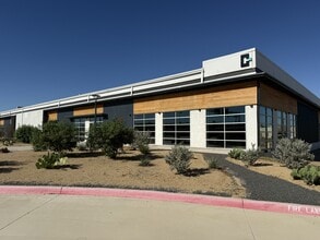 3216-3308 Royalty Row, Irving, TX à louer Photo du bâtiment- Image 1 de 3