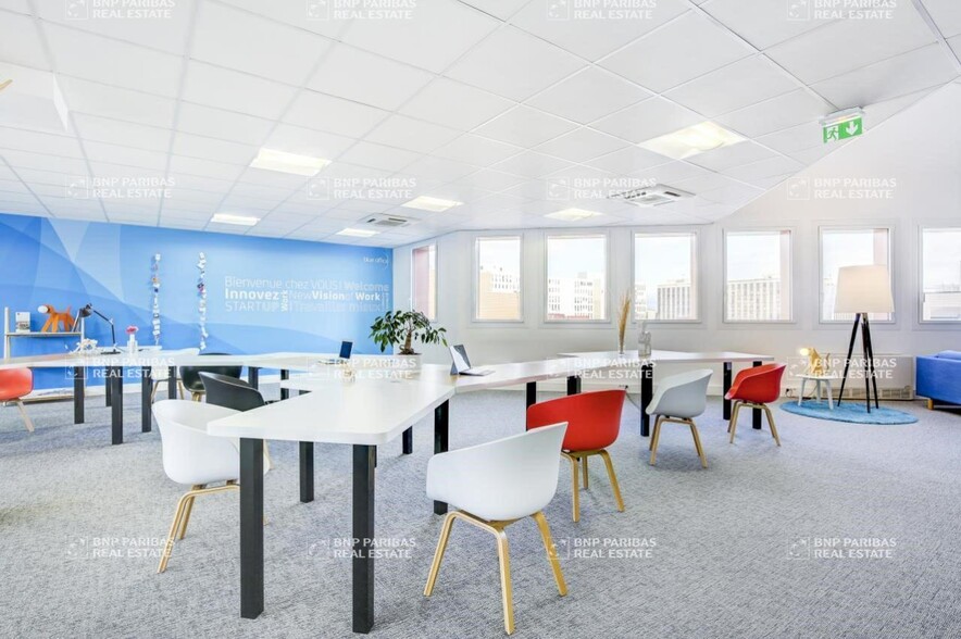 14 Avenue Gustave Eiffel, Montigny-le-Bretonneux for lease - Interior Photo - Image 3 of 11