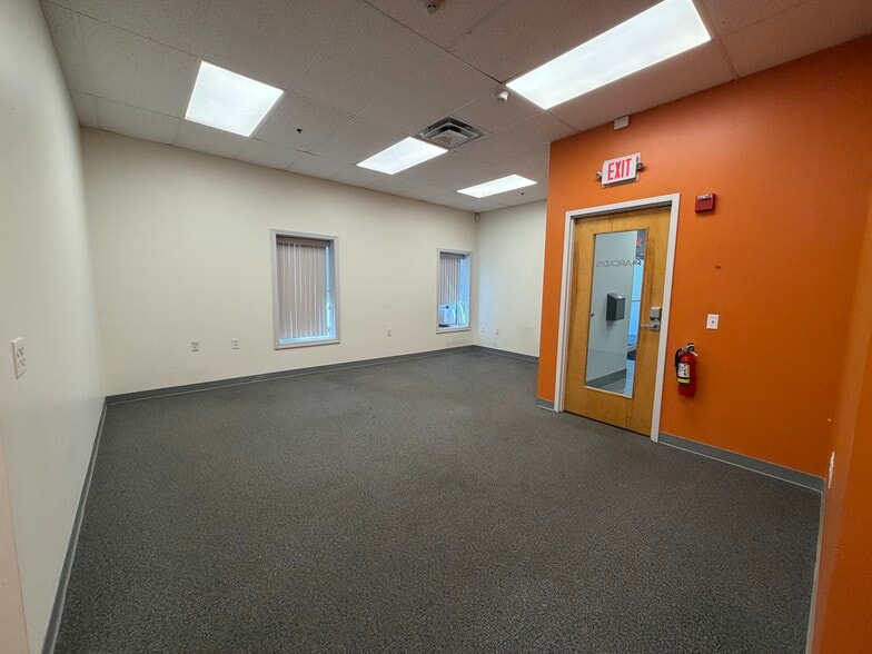 2240 S County Trl, East Greenwich, RI for lease - Building Photo - Image 3 of 14