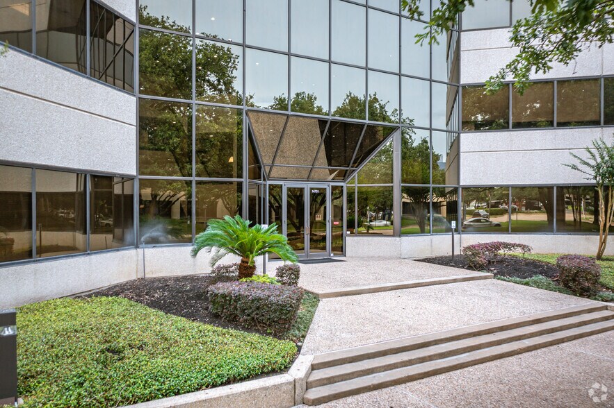 14701 St. Marys Ln, Houston, TX à louer - Photo du bâtiment - Image 3 de 40