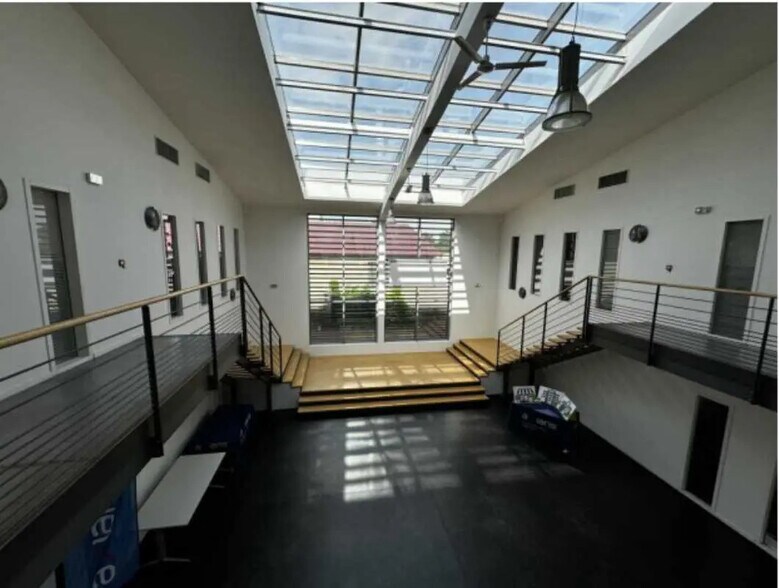 Flex in Décines-Charpieu for sale - Interior Photo - Image 2 of 8