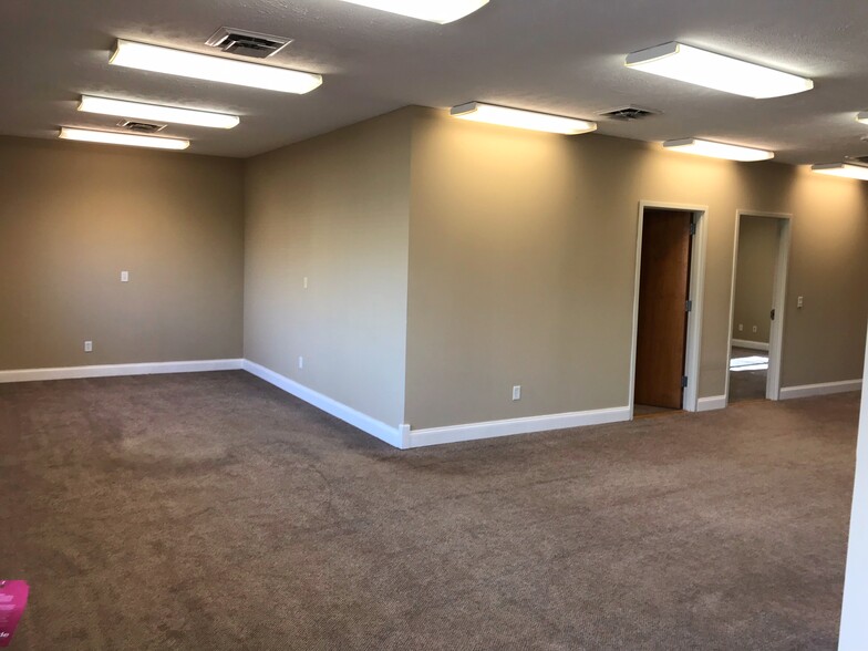 1012 Ekstam Dr, Bloomington, IL for lease - Interior Photo - Image 3 of 8