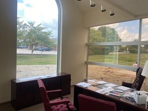 1455 W Oak St, Zionsville, IN for lease Interior Photo- Image 2 of 4