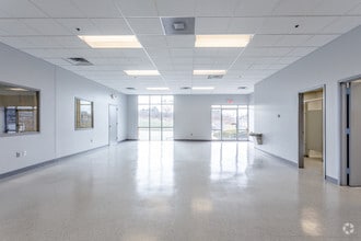 11651 NW Ambassador Dr, Kansas City, MO for lease Interior Photo- Image 1 of 4