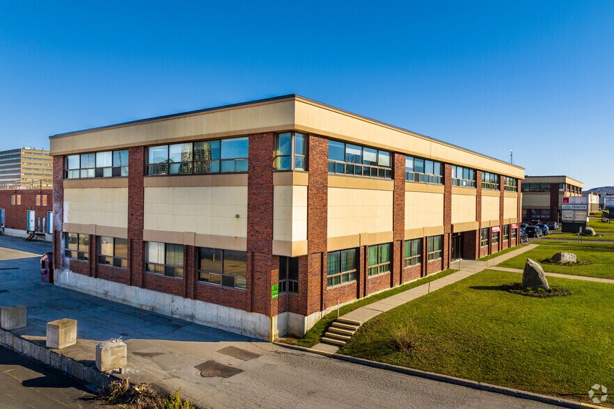 491-571 Boul Lebeau, Montréal, QC à louer - Photo du bâtiment - Image 3 de 8