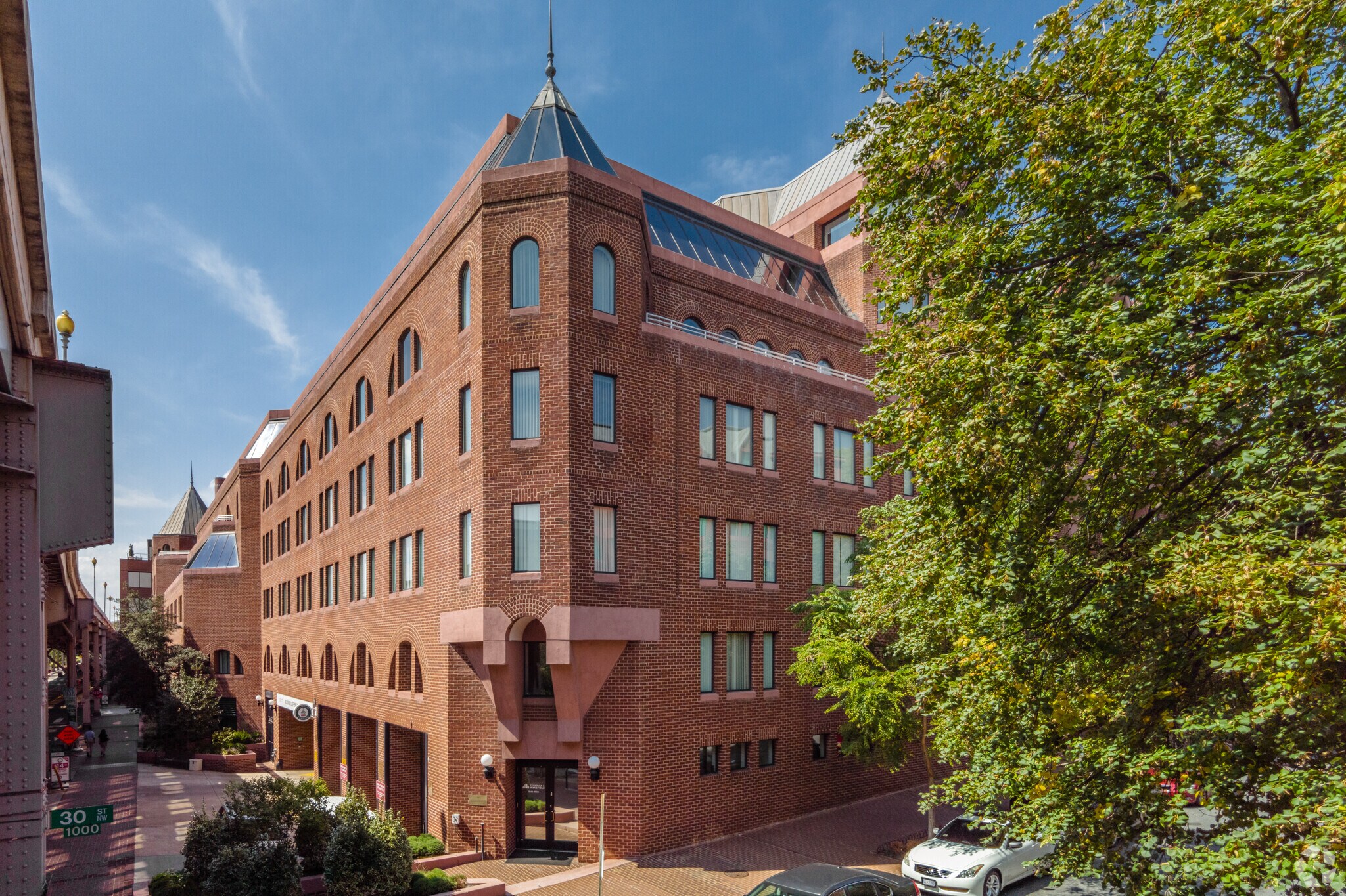 1025 Thomas Jefferson St NW, Washington, DC à louer Photo du bâtiment- Image 1 de 7