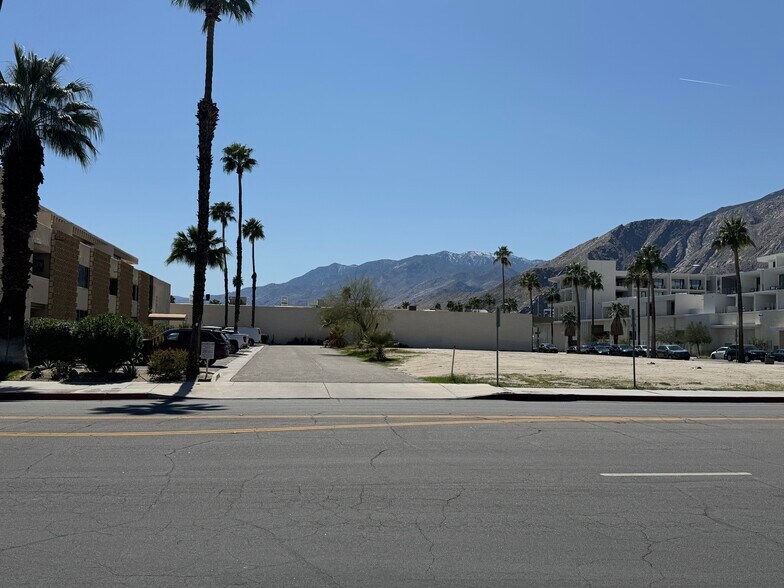 Alejo Rd, Palm Springs, CA à vendre - Photo du bâtiment - Image 3 de 5