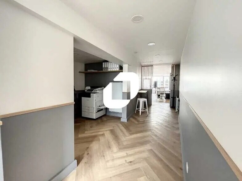 Office in Pontoise for lease - Interior Photo - Image 3 of 6