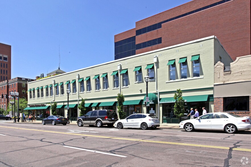 1 N Central Ave, Clayton, MO à vendre - Photo du bâtiment - Image 2 de 3