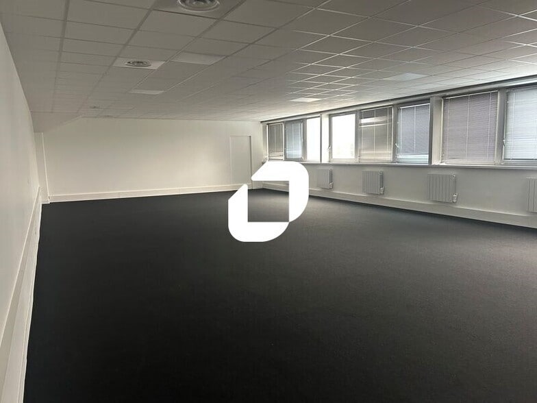Rue De La Pâture, Carrières-sur-Seine for lease - Interior Photo - Image 2 of 8