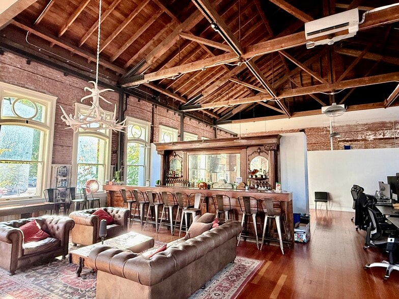 East Bank Lofts portefeuille de 2 propriétés à vendre sur LoopNet.ca - Photo intérieure - Image 3 de 13