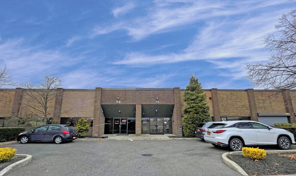75 E Jefryn Blvd, Deer Park, NY for sale - Building Photo - Image 2 of 15