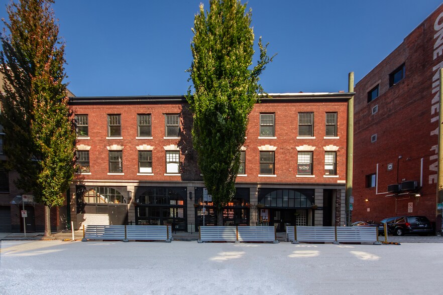 157 Alexander St, Vancouver, BC à louer - Photo du bâtiment - Image 2 de 2