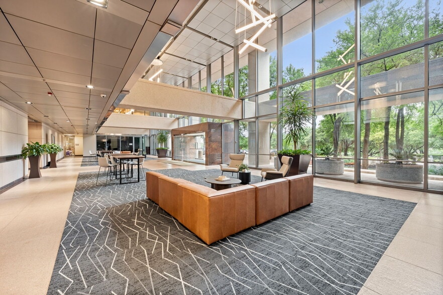 8000 IH-10 W, San Antonio, TX for lease - Building Photo - Image 3 of 16