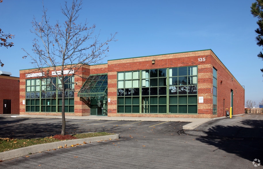 135 Devon Rd, Brampton, ON à vendre - Photo du bâtiment - Image 2 de 2