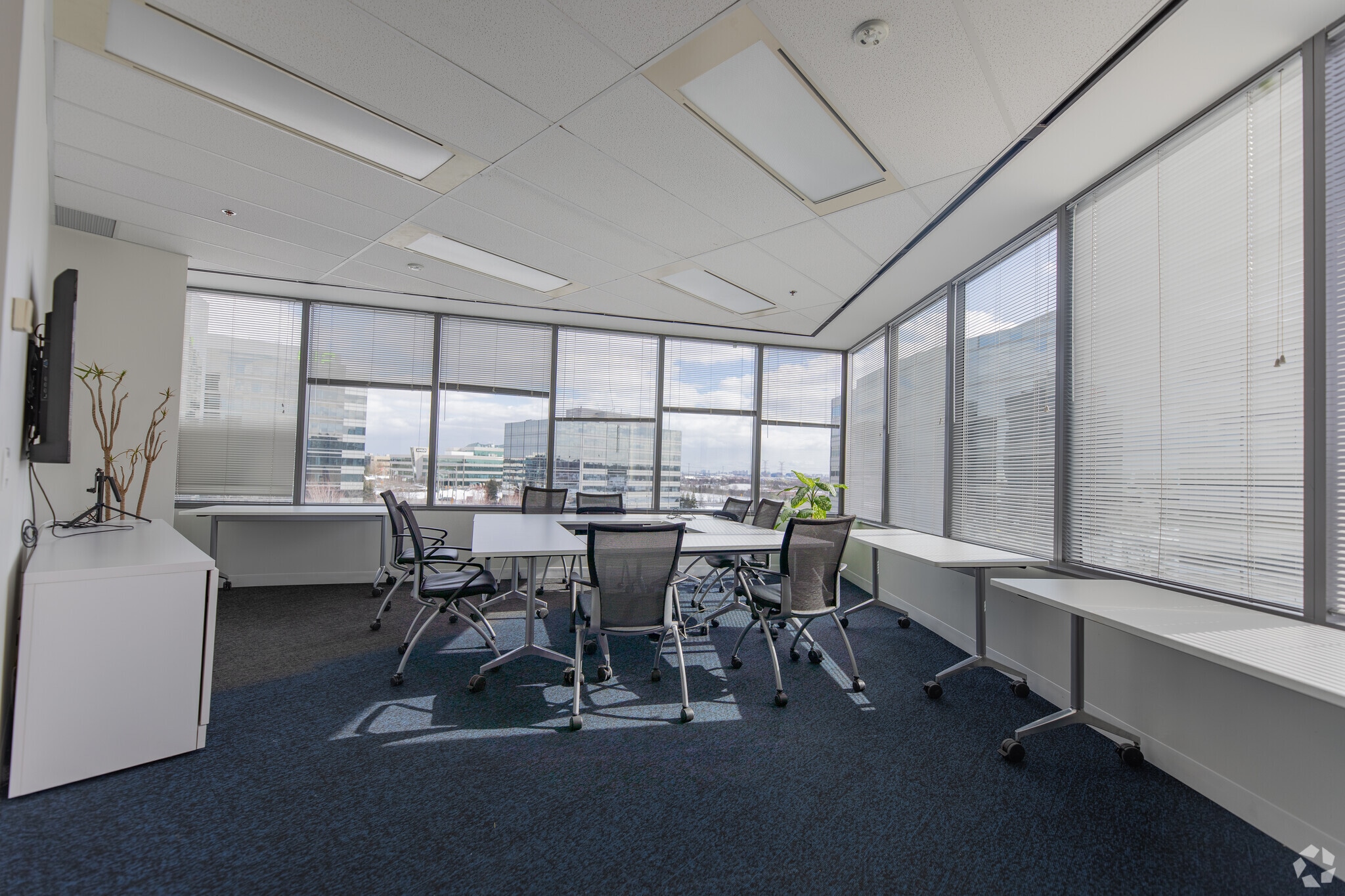 55 Commerce Valley Dr W, Markham, ON à louer Photo intérieure- Image 1 de 2