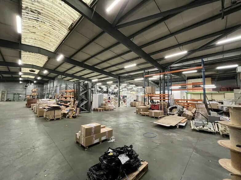 Industrial in Trappes for lease - Interior Photo - Image 2 of 5