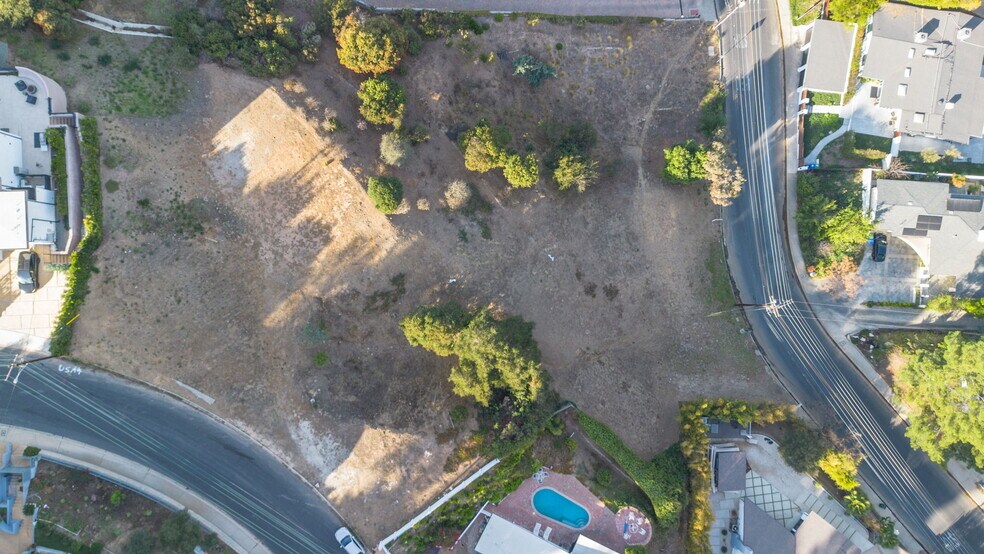 16652 Calneva dr, Encino, CA à vendre - Photo du bâtiment - Image 3 de 6