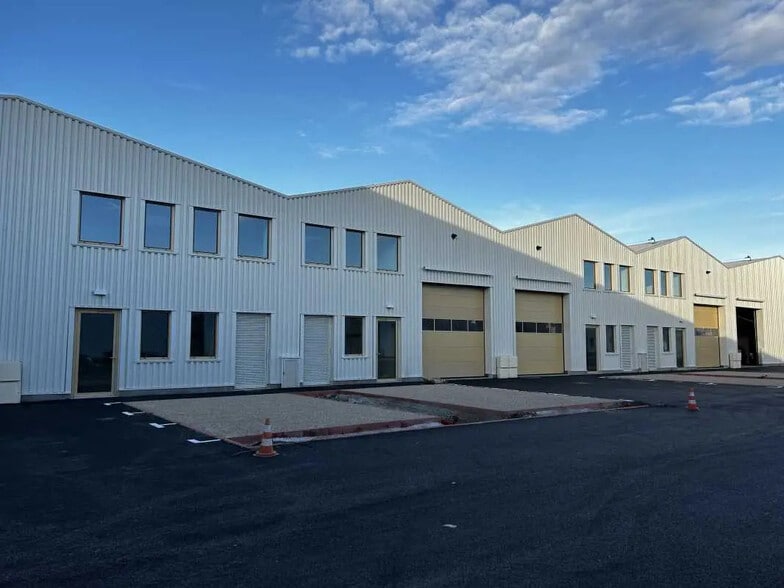 22 Rue Marius Grosso, Vaulx-en-Velin for lease - Building Photo - Image 2 of 17