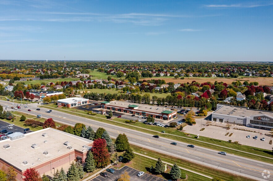 1749 S Randall Rd, Geneva, IL à louer - Aérien - Image 2 de 4