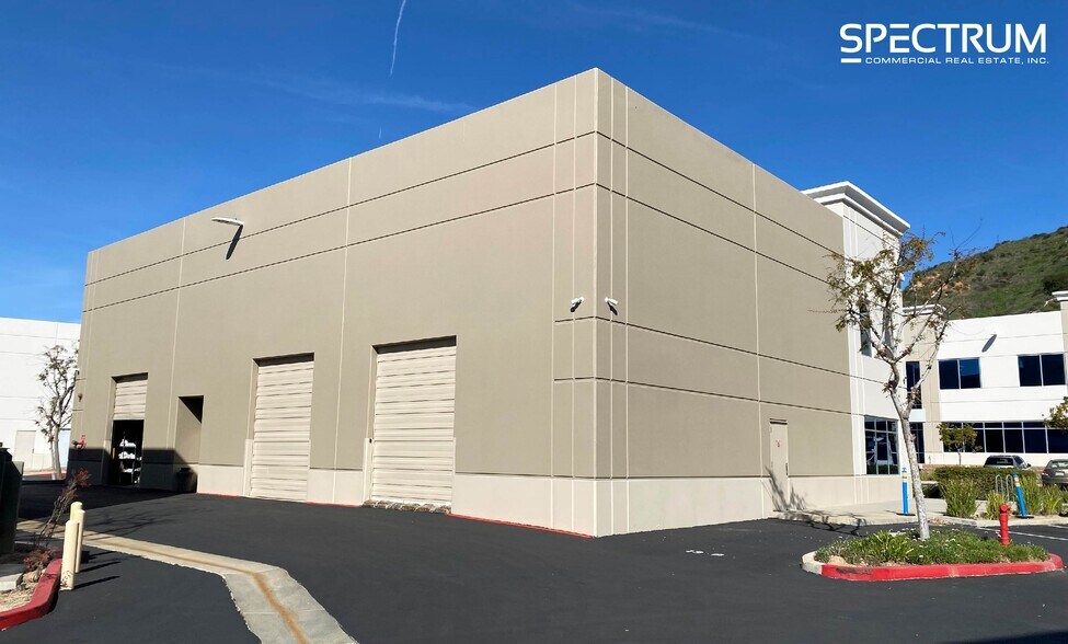 28486 Constellation Rd, Valencia, CA à louer - Photo du bâtiment - Image 2 de 18