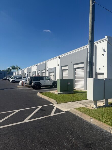 1570 W 38th Pl, Hialeah, FL à louer - Photo du bâtiment - Image 3 de 12