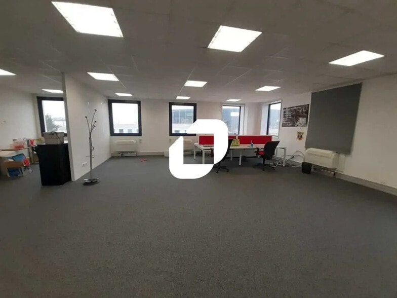 Office in Saint-Denis for lease - Interior Photo - Image 2 of 6