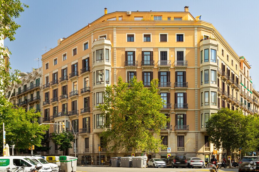 Immeuble residentiel dans Barcelone, Barcelona à vendre - Photo principale - Image 1 de 3