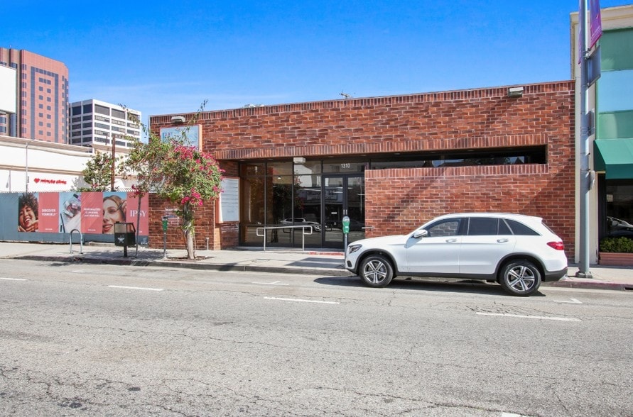 1310 Westwood Blvd, Los Angeles, CA à louer - Photo du bâtiment - Image 2 de 42