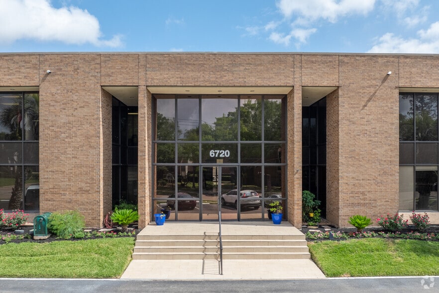 6720 Sands Point Dr, Houston, TX à louer - Photo du bâtiment - Image 3 de 23
