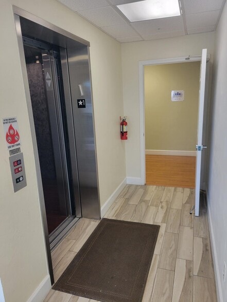 4627 Arnold Ave, Naples, FL for sale - Interior Photo - Image 2 of 17