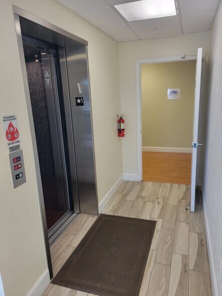 4627 Arnold Ave, Naples, FL à vendre - Photo intérieure - Image 2 de 17