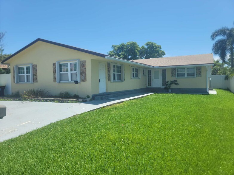 138-140 NE 1st Ct, Dania Beach, FL à vendre - Photo du bâtiment - Image 1 de 22
