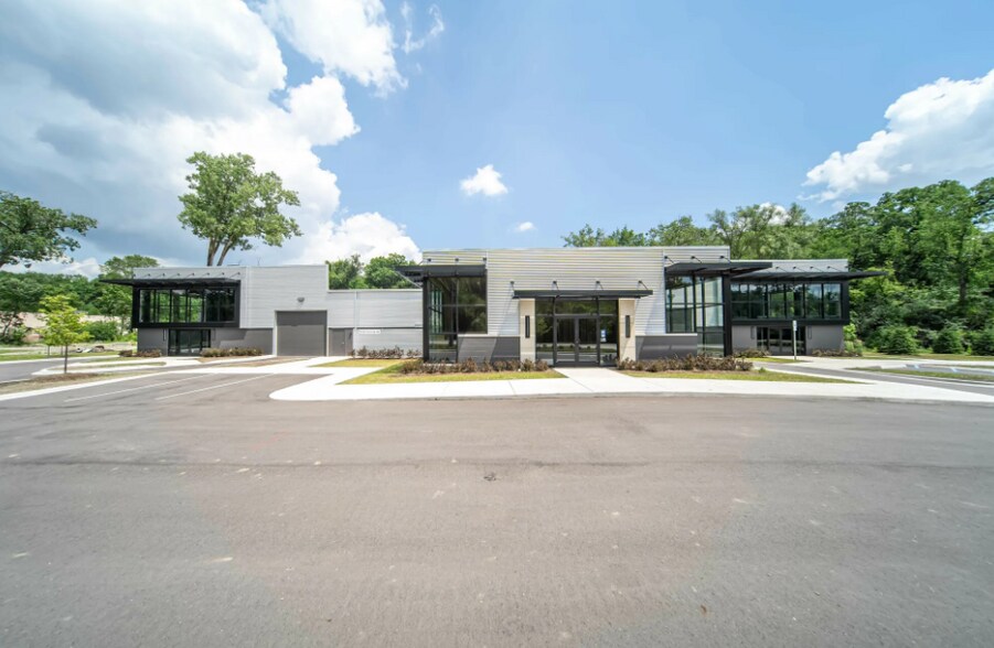 16350 Northville Rd, Plymouth, MI à vendre - Photo du bâtiment - Image 2 de 10