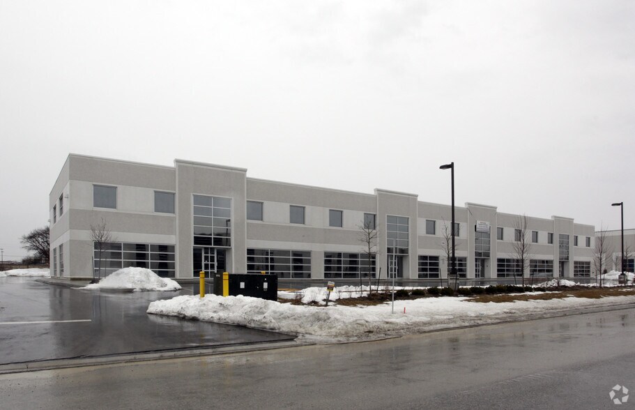 158 Don Hillock Dr, Aurora, ON for lease - Building Photo - Image 3 of 4