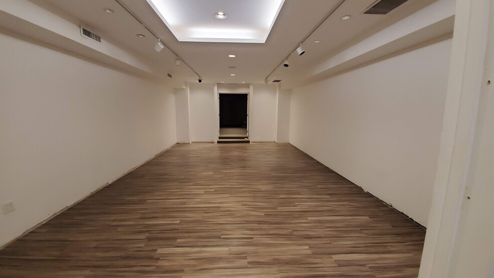 426 Eglinton Ave W, Toronto, ON for lease - Interior Photo - Image 3 of 6