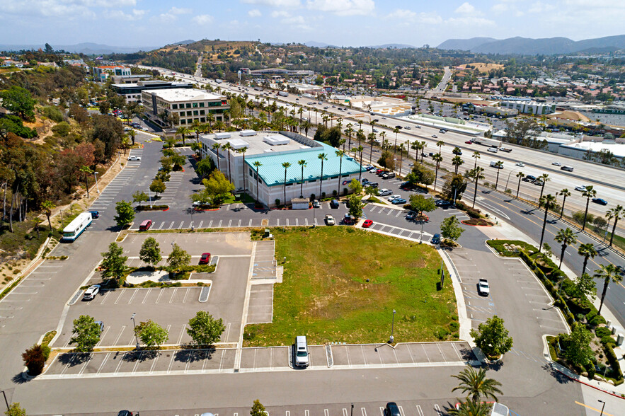 300 La Terraza Blvd, Escondido, CA à vendre - Photo du bâtiment - Image 1 de 9