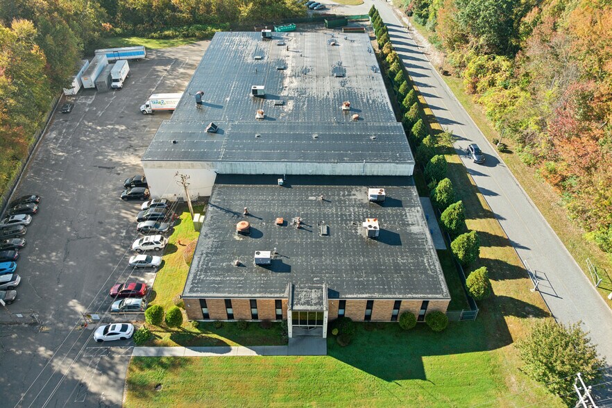122 Avenue of Industry, Waterbury, CT à vendre - Photo du bâtiment - Image 2 de 26