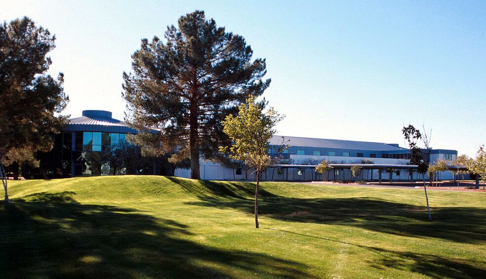 1300 N Fiesta Blvd, Gilbert, AZ à louer - Photo du bâtiment - Image 3 de 19