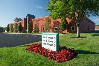 208 Fernwood Ave, Edison, NJ à louer Photo du bâtiment- Image 2 de 2