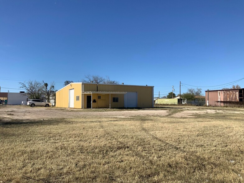 504 N 2nd St, Carrizo Springs, TX à vendre - Photo du bâtiment - Image 1 de 1